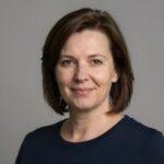 Портрет уверенного российского бизнесмена с дружелюбным взглядом на размытом нейтральном фоне студии